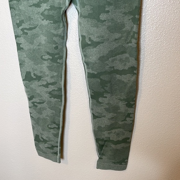 Camo High Waisted Scrunch Butt Leggings Size Large - Picture 5 of 7